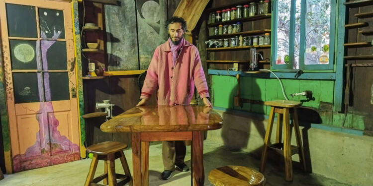 EN SU TALLER. Marcelo Ferreira invita a descubrir sus creaciones en madera. (Foto: Cultura Misiones)