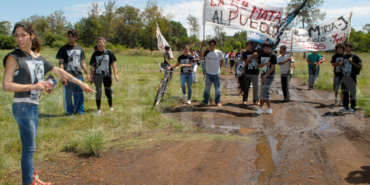 LOS POTRILLOS. La docente fue arrojada sin vida con la cabeza rota y las marcas de las esposas en este sector de Garupá.