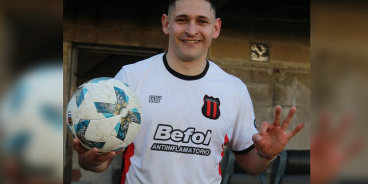 SE LLEVÓ LA PELOTA. Benegas y la redonda, que se ganó el último sábado.