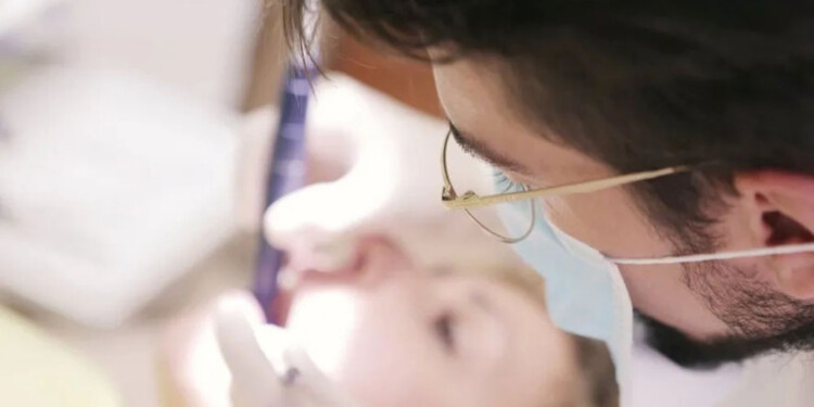 MEDIANO PLAZO. “Hoy es muy difícil establecer cuánto costará un tratamiento de ortodoncia o de implantes que llevan dos años”.