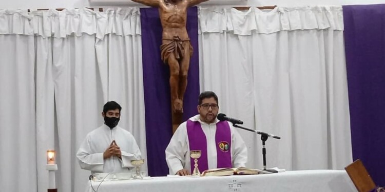 A TODOS. El párroco “Gerva” Silva invitó a la comunidad a acercarse y colaborar para sostener el servicio de merienda para los chicos./ Gentileza P. Jesús Misericordioso