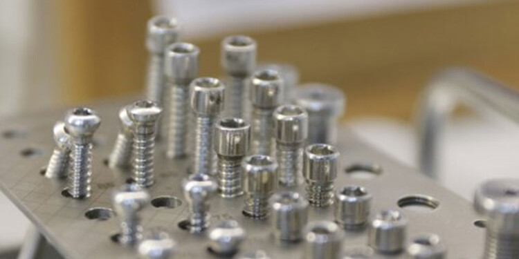 RESOLVER. En el campo médico, algunas operaciones para prótesis pueden resolverse con elementos nacionales, pero no se da en todos los casos.