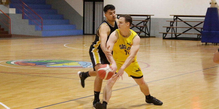 PRESENTES. Schoffen (con la pelota) y Leo Ruiz Díaz, son los referentes de Siglo y El Coatí, respectivamente.