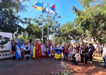Doble acto recordatorio en la plazoleta Ucrania de Posadas