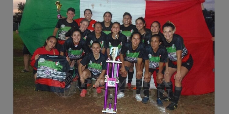 CON LA COPA. Las chicas de Unión Cultural posando con el trofeo que le ganaron ayer a Sportivo Eldorado.