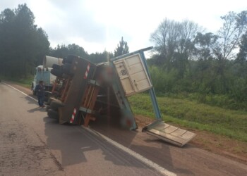 Volcó el acoplado de un camión que transportaba tubos de hormigón