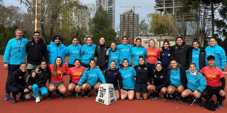 TRABAJO POSITIVO. El staff y el plantel de Las Yaguaretés posa en el CeNARD, luego de cumplir con una nueva concentración para lo que se avecina.