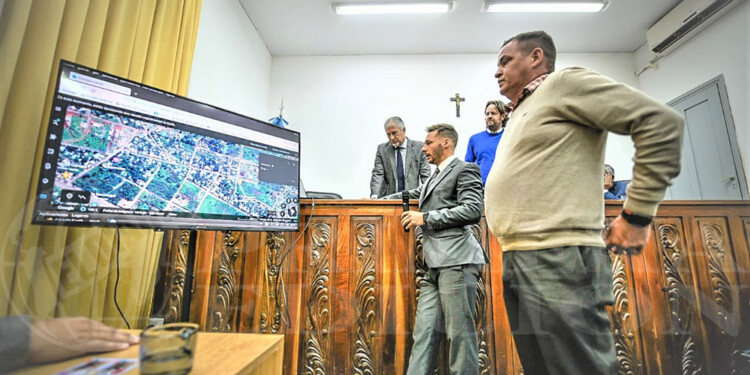UBICACIÓN. Adrián Borda y el fiscal Vladimir Glinka, detrás los jueces Gregorio Busse y César Yaya, observan la imagen satelital del barrio Los Potrillos de Garupá. Fotos/Gentileza M. Otaño (@mmo_marcos)