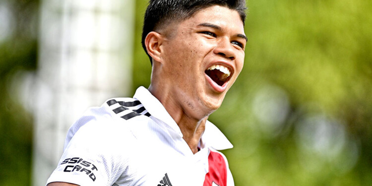 PRIMER CONTRATO.
Alexis llegó a los 11 años a River después de una prueba en Atlético Posadas y hoy es el goleador de la Reserva, con nueve tantos en 30 partidos. El jueves firmó su primer contrato profesional con una millonaria cláusula de salida.