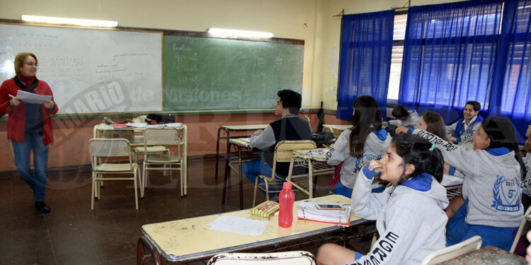 CELULARES. Para Lodola, la adaptación de la formación docente también tiene que tener en cuenta los dispositivos que los chicos usan.
