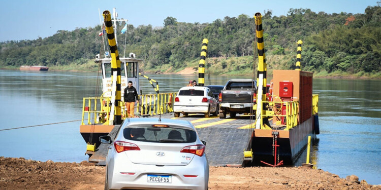 BUEN MOVIMIENTO. Comenzó tibiamente el servicio de la balsa pero luego fue creciendo el número de vehículos.