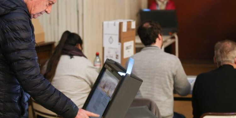 QUEJAS. El sistema electrónico de votación porteño se llevó las críticas de casi todos los votantes.