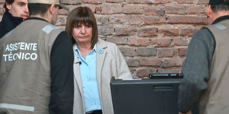 Patricia Bullrich (En las elecciones porteñas) “tuve que votar como siete veces y me cambiaron la máquina (electrónica) porque no funcionaba. Votaba a una lista y terminaba saliéndome otra”.