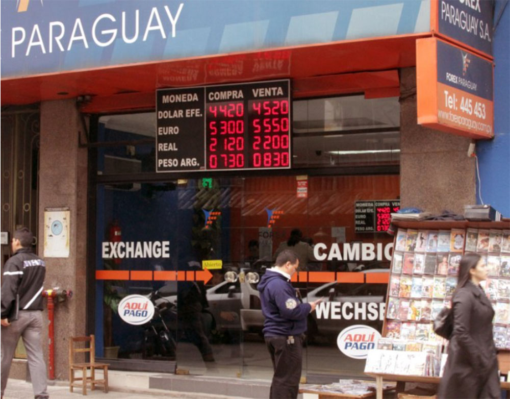 Confirman que las casas de cambio de Paraguay volvieron a operar con pesos argentinos