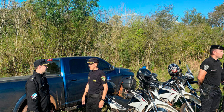 INTACTA. La División Motorizada de la Unidad Regional VI divisó la camioneta abandonada en una zona agreste.