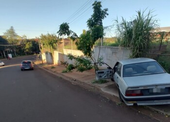 Oberá: Perdió el control del auto y se incrustó contra el portón del Centro Polivalente de Artes