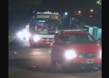 Colectivo de Kruse ingresó a Piray y fue escoltado por vecinos que reclaman la reincorporación del servicio