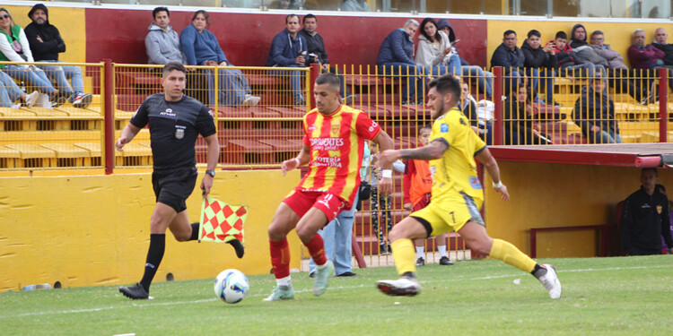 MALOS RECUERDOS. Crucero cayó dos veces en el torneo ante Sarmiento.
(Foto: Gentileza Diario Norte)