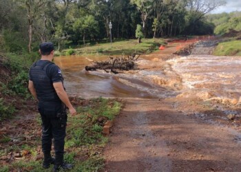 Daños y desborde de arroyo por las intensas lluvias