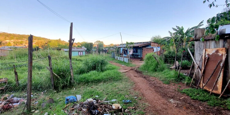 POBREZA. “Hace días que no como”, fue la respuesta de un vecino del asentamiento en espacio verde del barrio Iguazú, a unas 10 cuadras del centro de Leandro N. Alem. Con las donaciones fueron a comprar mercaderías.