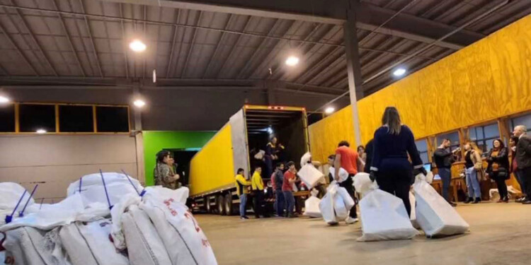 PROCESO EN MARCHA. Los bolsones salen desde los galpones del Parque del Conocimiento, donde se lleva adelante la logística.
