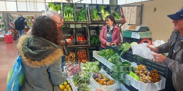 AMPLIA OFERTA. Productores de la zona centro acuden al Mercado a ofrecer los productos de sus chacras.
