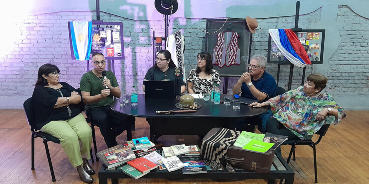 REFERENTES. El lanzamiento de la Fiesta del Folclore Misionero contó con la presencia de importantes representantes de la cultura.