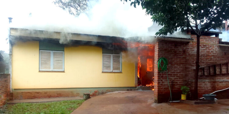 EN LLAMAS. El dueño de casa regresó y descubrió que el fuego avanzaba en su domicilio. Intervinieron bomberos para sofocar el siniestro.