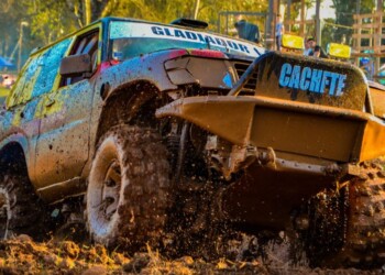 El Jeep Fest tuvo su noche de peña y hoy, si el tiempo lo permite, habrá velocidad