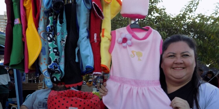 Noelia Arce. Emprendedora de indumentaria para mascotas. en instagram : @ropa_para_perros_con_estilo