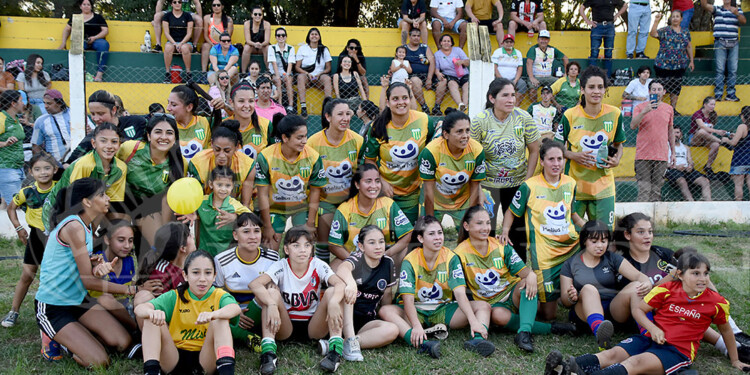OBJETIVO CUMPLIDO. Tras el empate 2-2, La Picada festejó con sus hinchas el pase a la instancia regional.