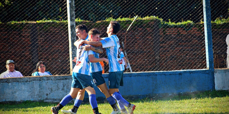 FESTEJO. Los futbolistas de Deportivo Jardín tras la conquista frente a Belgrano.