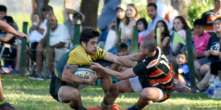 APRETADO. Lomas y Carayá volverán a enfrentarse hoy por el Regional B.