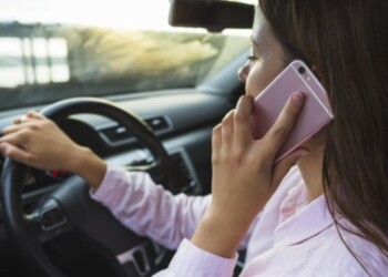 Las multas por usar el celular al volante comenzarían a notificarse en septiembre