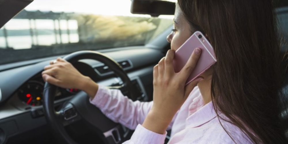Las multas por usar el celular al volante comenzarían a notificarse en septiembre