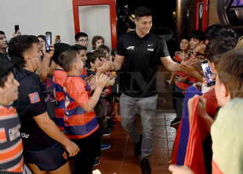 En su casa, el puma Martín Bogado disfrutó del cariño de todos