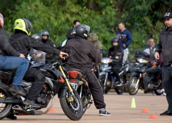 Dictaron curso de conducción segura de moto con pasajero