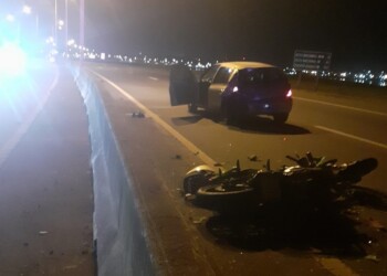 Chocó con un auto, “voló” al otro carril y murió atropellado por otro vehículo