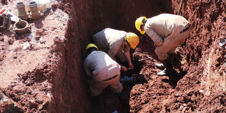 CONTRARRELOJ. Los operarios de la CELO Aguas trabajan para detectar el problema.
