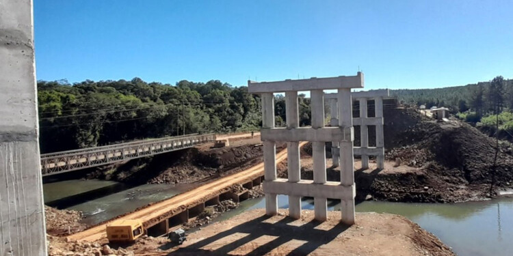 PARATE. Las obras del nuevo puente se detuvieron en los últimos días.