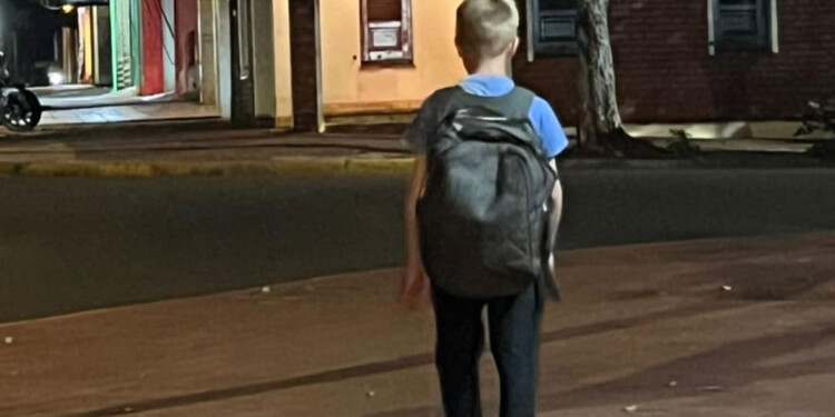 ESTAR RESGUARDADO. Este niño es conocido en la ciudad y hace tiempo pasa muchas horas en la calle vendiendo dulces, sin adultos que lo acompañen. Ahora, pedirán acciones concretas para asegurar su bienestar.
