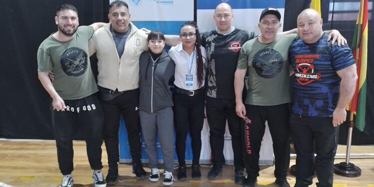 LOS MAS FUERTES SON DE MISIONES. De izquierda a derecha los campeones Panamericanos de la tierra colorada: Alejandro Soto, Omar Córdoba, Naomi Porto, Carina Chávez, Norberto Gerber, Rafael Silva, Fredy Haydaz