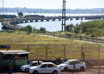 Momentos de tensión entre taxistas y “transportes truchos” en la zona del puente internacional