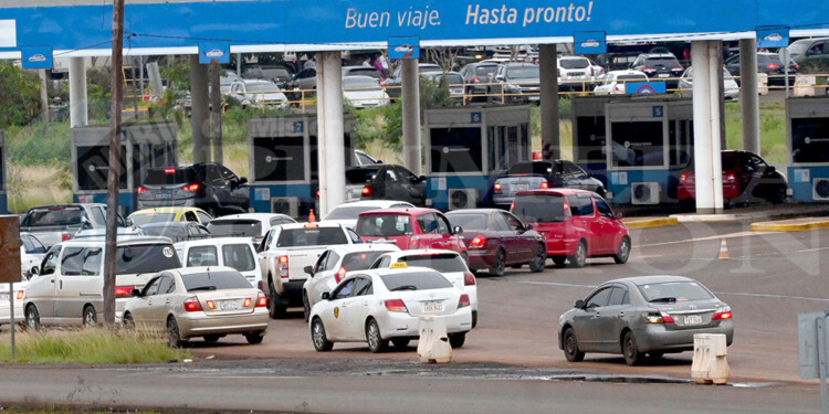 MASIVIDAD. Desde principios de este año, alrededor de 10 mil personas por día cruzan el puente Posadas-Encarnación. La cifra aumenta un 30% los fines de semana.