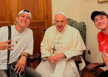 Raperos misioneros fueron recibidos por el papa Francisco e improvisaron en un divertido momento