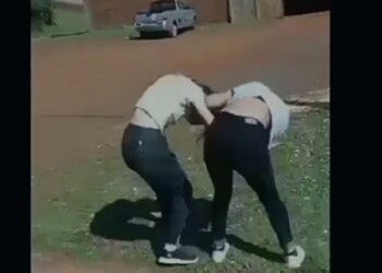 Dos chicas protagonizaron una pelea a la salida de la escuela en Oberá