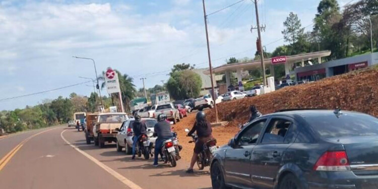 ESPERA. En el pueblo hay solo dos estaciones, con la decisión de bajar las persianas a las 18 se  generan largas filas.