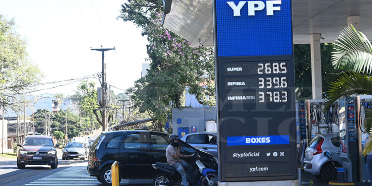 INCREMENTO. Los carteles de YPF con los precios actualizados este miércoles.
