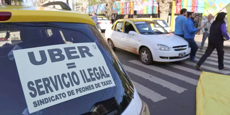 COMPETENCIA DESLEAL. Los taxistas consideran que Uber tiene menos costos y más ventajas, por lo cual les haría perder clientes y ganancias.
