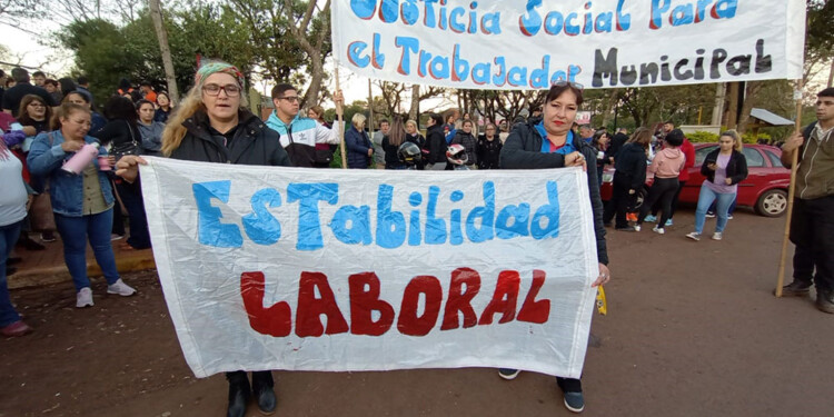 CAMARADERÍA. Trabajadores con contratos de planta permanente acompañaron el pedido de sus compañeros.